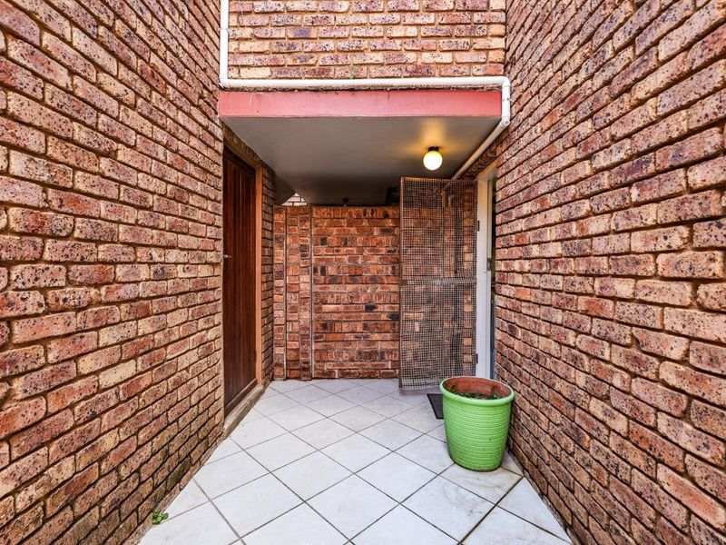 Exclusive Mandate – 2 Bedroom Townhouse with Single Garage - Photo 2