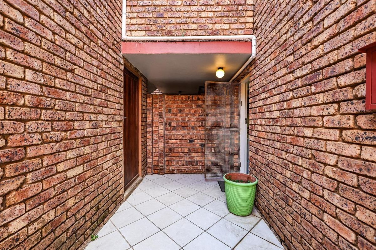 Exclusive Mandate – 2 Bedroom Townhouse with Single Garage - Photo 2