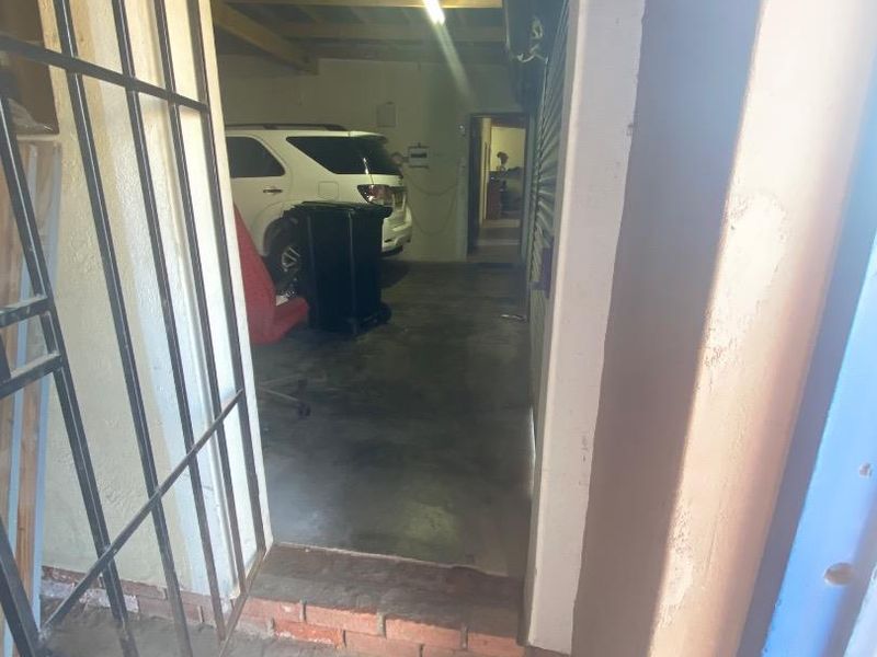 Warehouse with double garage and 2 bedroom house - Photo 4