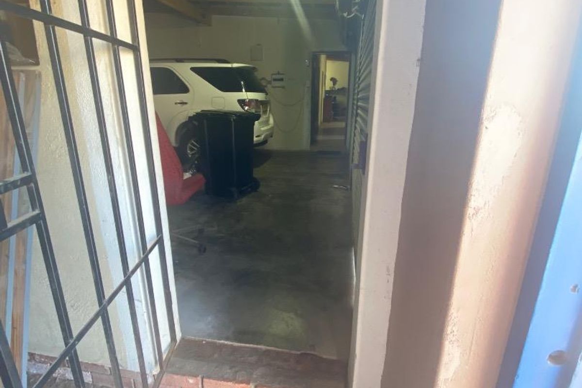 Warehouse with double garage and 2 bedroom house - Photo 4