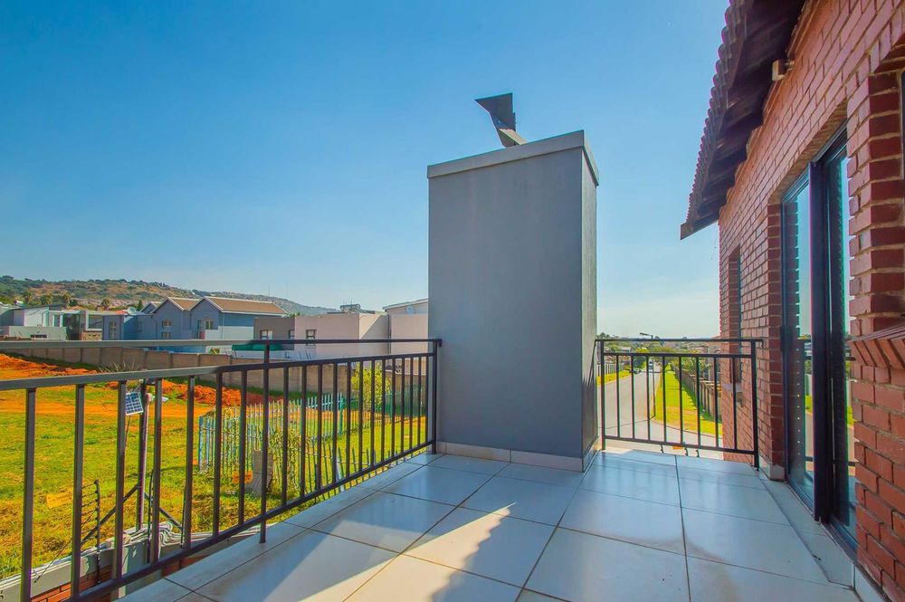 Shared balcony between main and 2nd bedroom