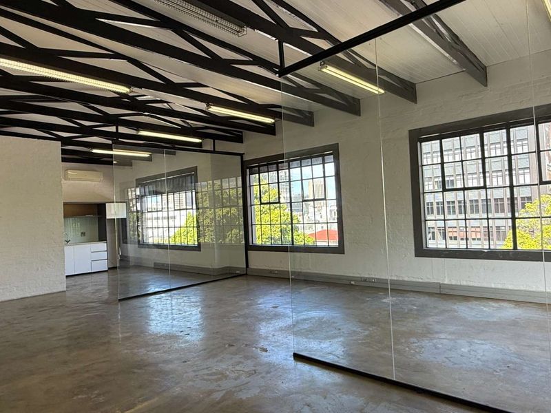 115m2 office with great natural light and views to let - Photo 5