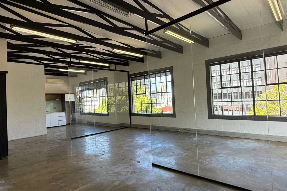 115m2 office with great natural light and views to let - Photo 5