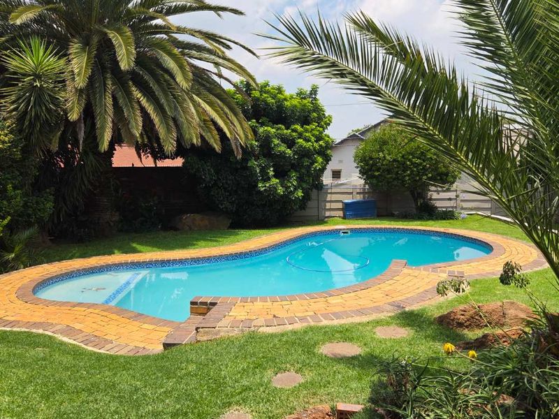 Stunning 4 bedroom home with flatlet in Verwoerdpark - Photo 10