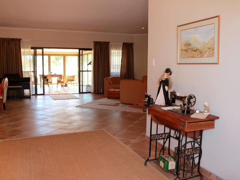 Lovely property with surrounded landscaped gardens and spacious verandas, situated in the outskirts of Omaruru, bordering the Omaruru River. - Photo 2