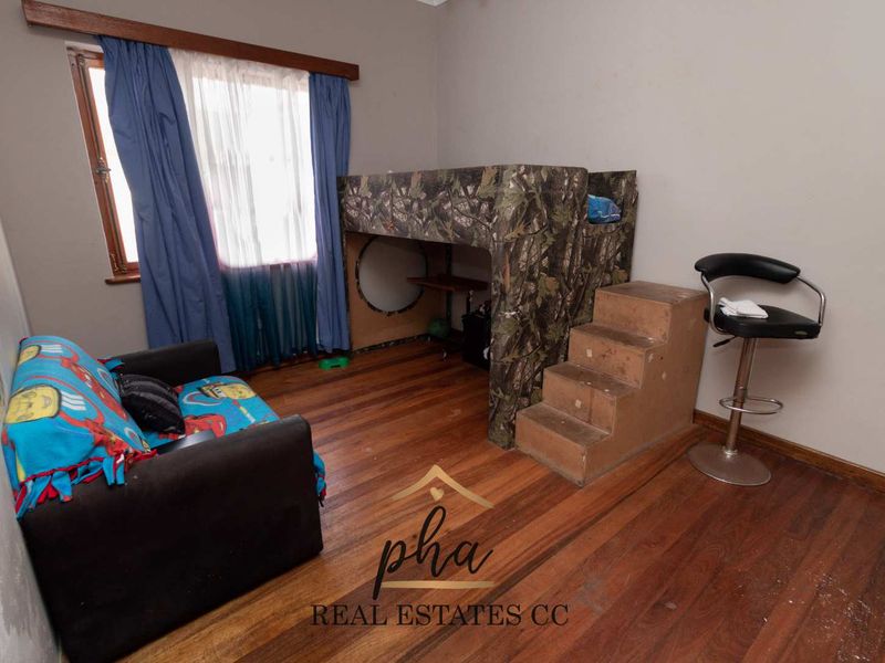 House with two flats For Sale, Swakopmund CBD with Business rights - Photo 5