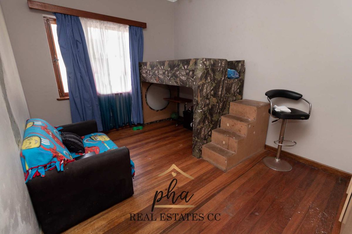 House with two flats For Sale, Swakopmund CBD with Business rights - Photo 5
