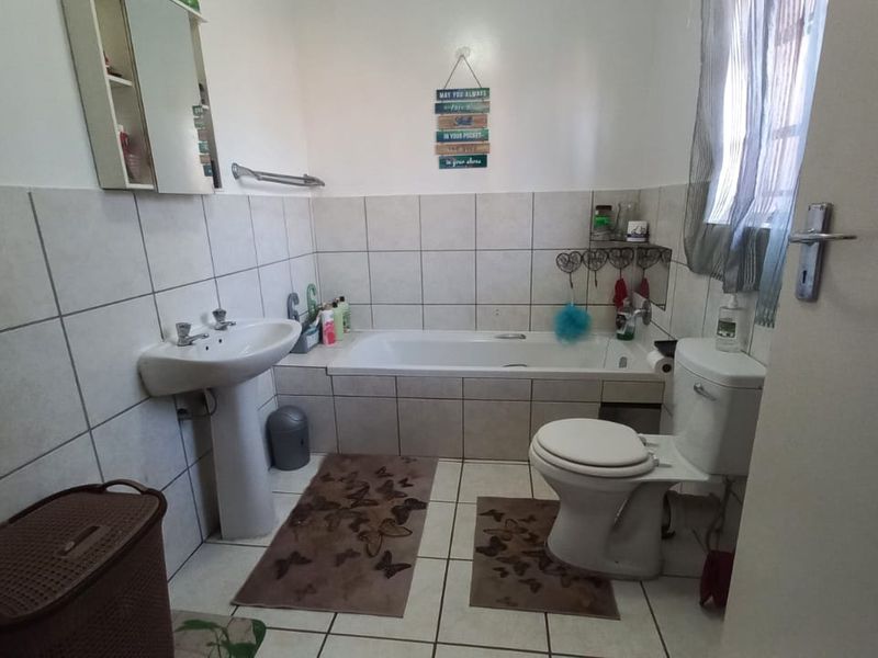 Well priced Lovely facebrick Townhouse BUT please note it resides on its own stand fully fenced, - Photo 10