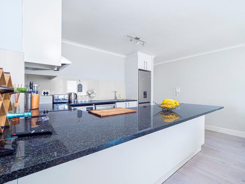 Luxury Two-Bedroom Apartment with Prime Location - Photo 10