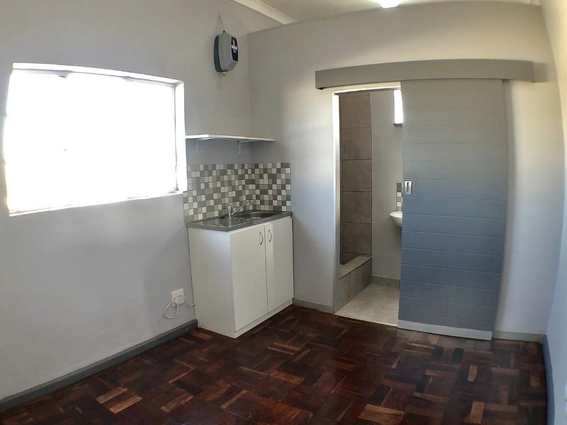 Bachelor Apartment - Available Immediately - Photo 4