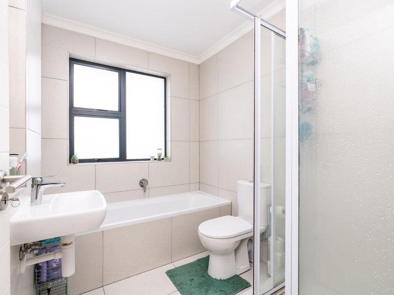 Easy living in the CBD, ideal for a young professional couple or 2 varsity students. - Photo 6