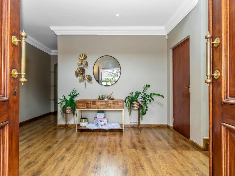 Classical family home in tranquil Kyalami Estate - Photo 3