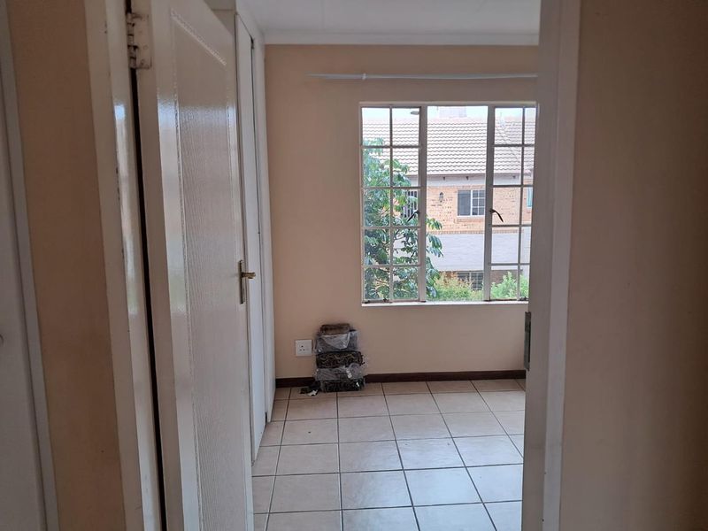 3 Bedroom Apartment for Sale - Photo 6