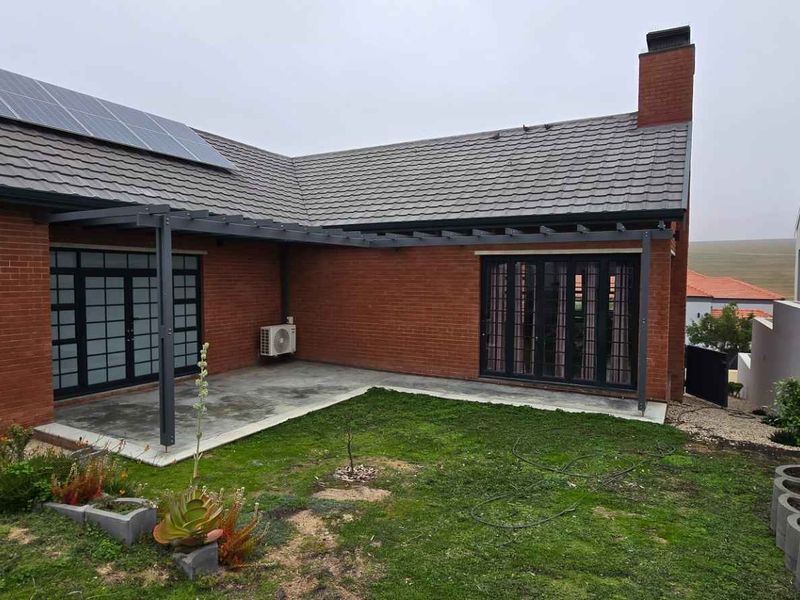 Charming 3-Bedroom Home in Secure Golf Estate with Breathtaking Views - Photo 5