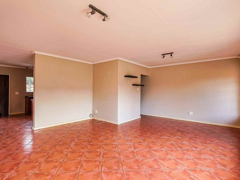 Spacious 2 Bedroom Townhouse with Large Private Garden in Faerie Glen - Photo 4