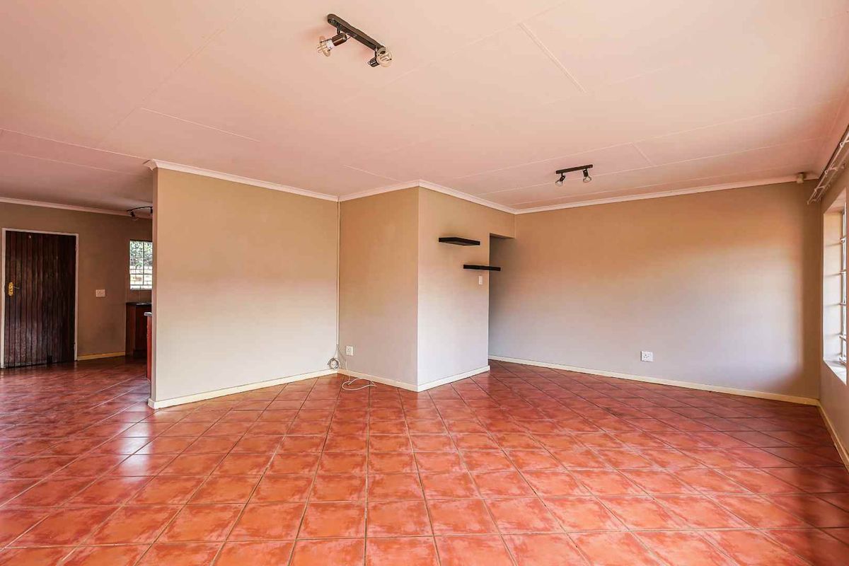 Spacious 2 Bedroom Townhouse with Large Private Garden in Faerie Glen - Photo 4