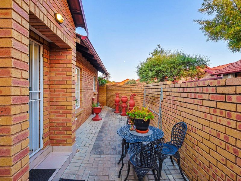 Charming 2-Bed Townhouse with Private Garden in Equestria - Photo 3