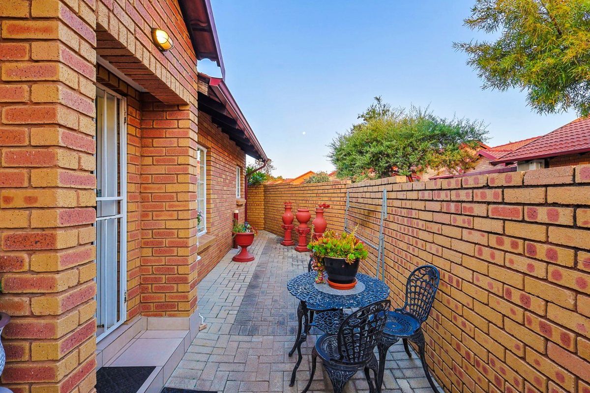 Charming 2-Bed Townhouse with Private Garden in Equestria - Photo 3