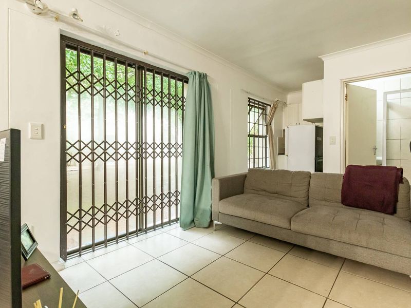 Studio Apartment in the heart of Rondebosch. - Photo 6