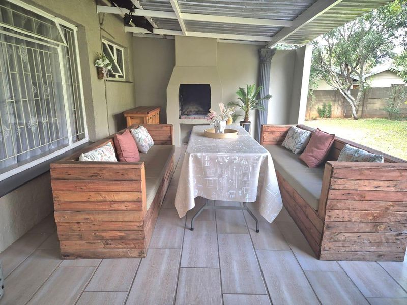 Neat as a pin, sturdy home with space for a large family - Photo 6