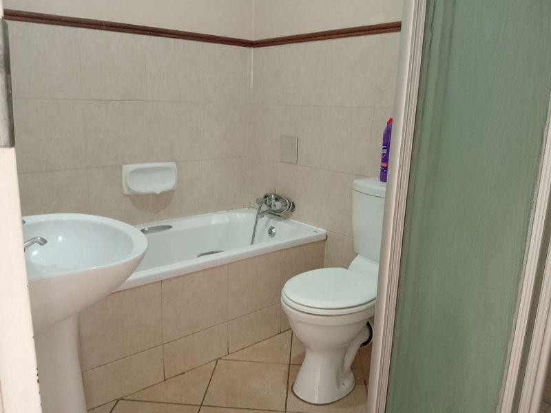 Spacious Top Unit To Rent. Available 1 July 2026 - Photo 9