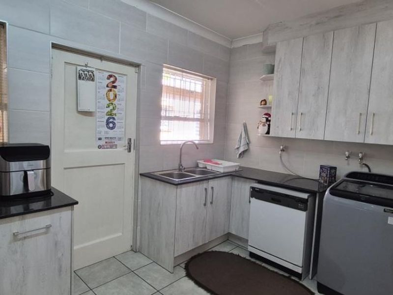 3 Bedroom House with Flatlet for Sale in Randhart - Photo 2