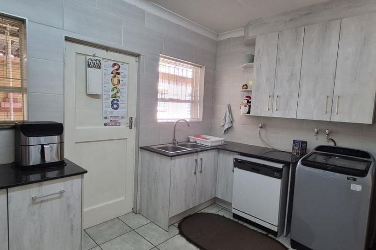 3 Bedroom House with Flatlet for Sale in Randhart - Photo 2