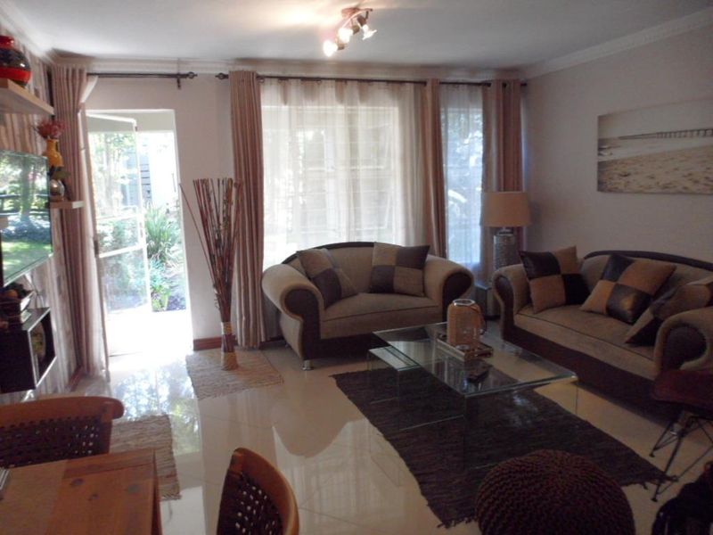 SOPHISTICATED 2 BED FULLY FURNISHED GROUND FLOOR APARTMENT IN BENMORE - Photo 4