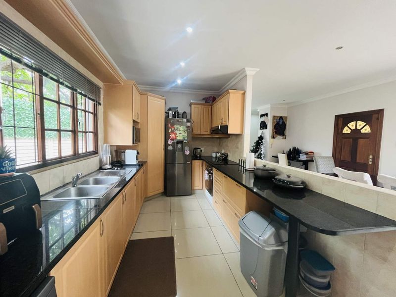 Hendra - Corner Unit Gem! Modern 3-Bed Simplex with Great Flow & Outdoor Living - Photo 3