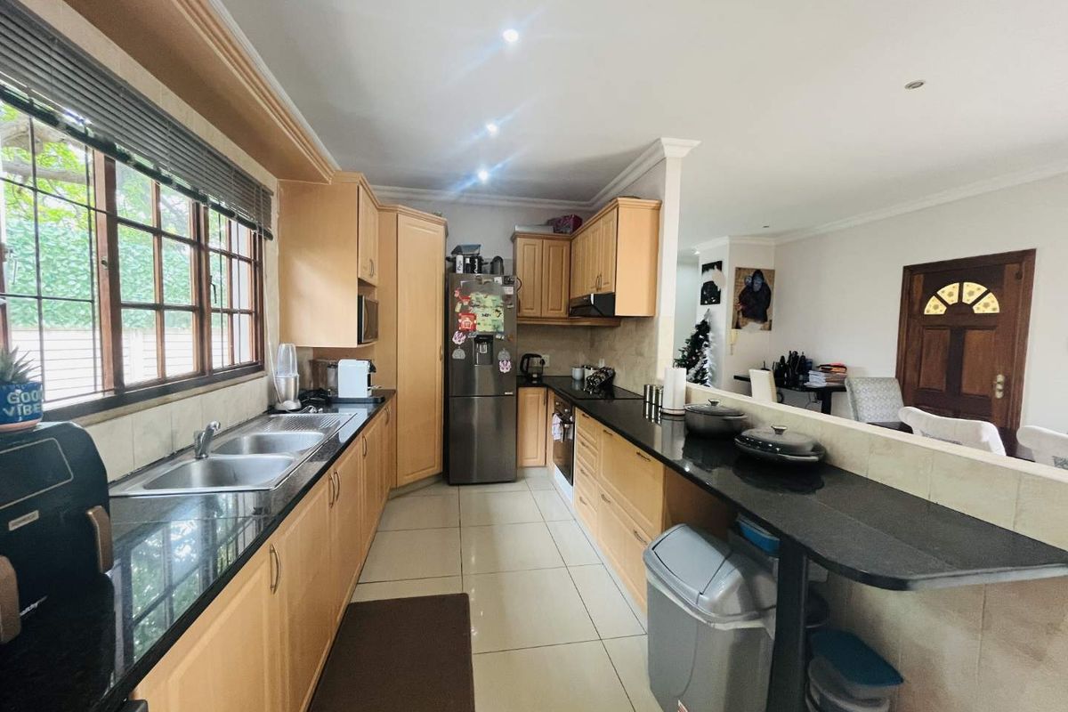 Hendra - Corner Unit Gem! Modern 3-Bed Simplex with Great Flow & Outdoor Living - Photo 3