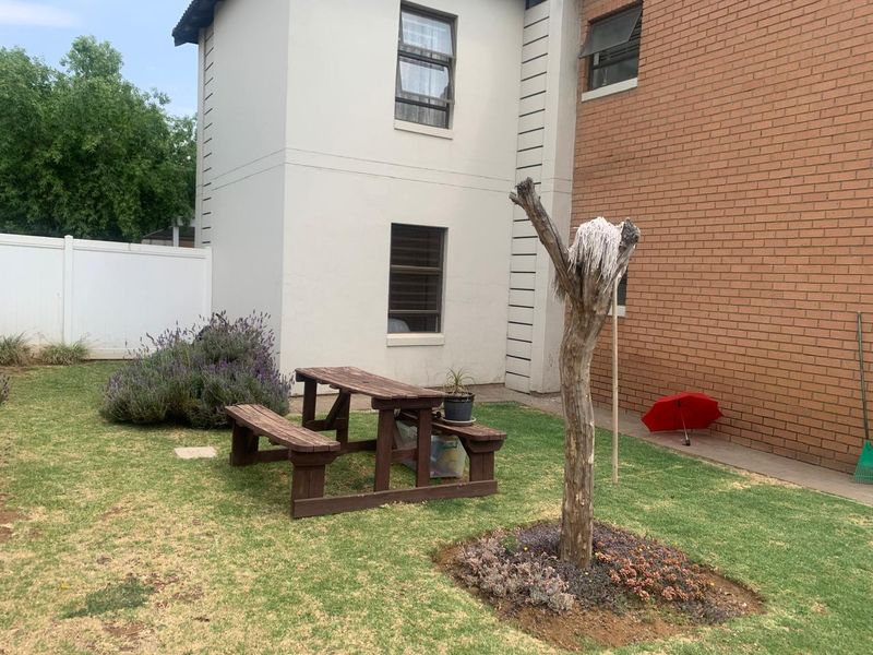 "Carming Town House in Pomona" - Photo 4