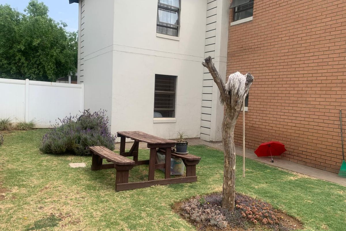 "Carming Town House in Pomona" - Photo 4