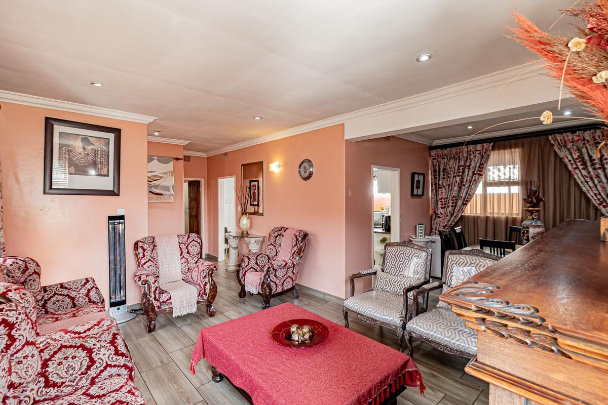 Discover Tranquility in a Charming Heritage Suburb - Photo 4