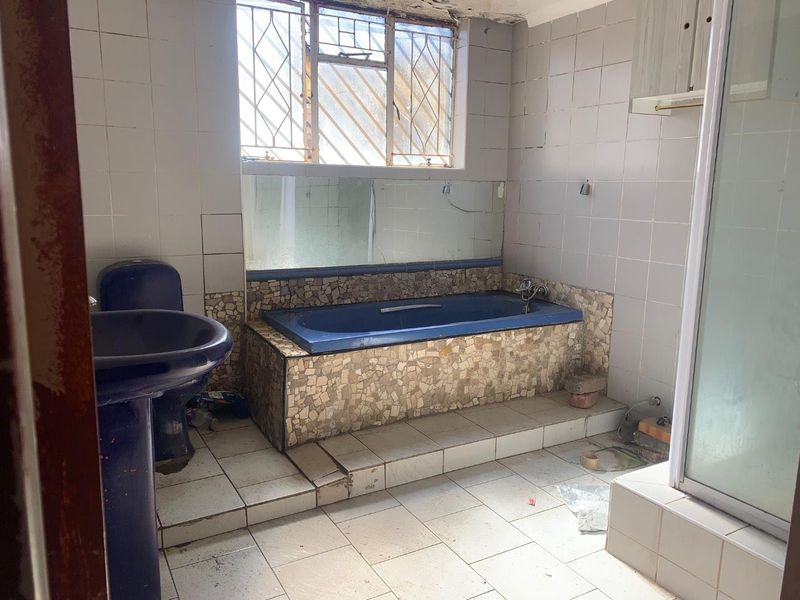 **Spacious Home with Huge Cottage & Pool – Prime Location in Rosettenville - Photo 9