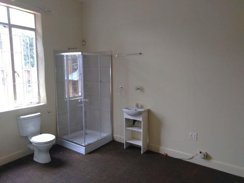 **Charming Private Rooms Available Near Steve Biko Academic Hospital** - Photo 8