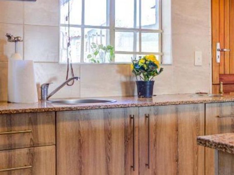 **Stunning 4-bedroom Family with Pool and double garage ** - Photo 4