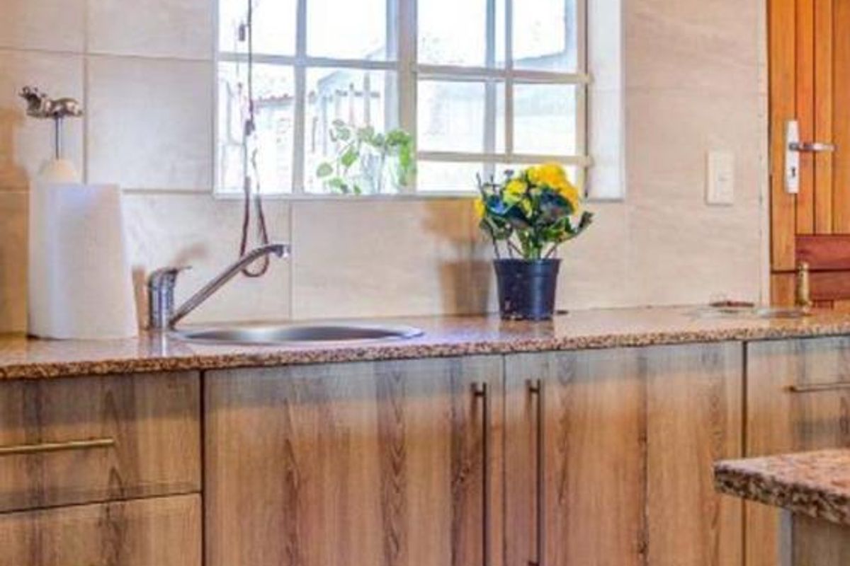 **Stunning 4-bedroom Family with Pool and double garage ** - Photo 4