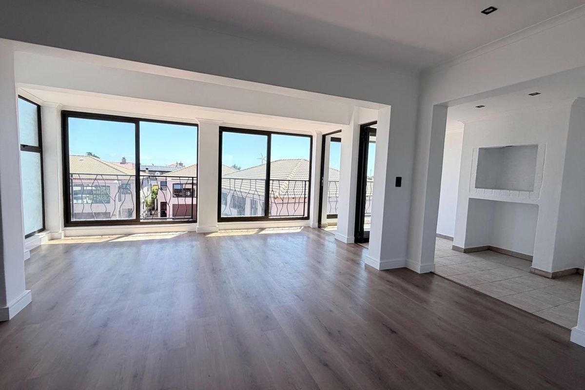 Modern Three-Bedroom Triplex in Island View, La Paloma – With Table Mountain Views - Photo 2