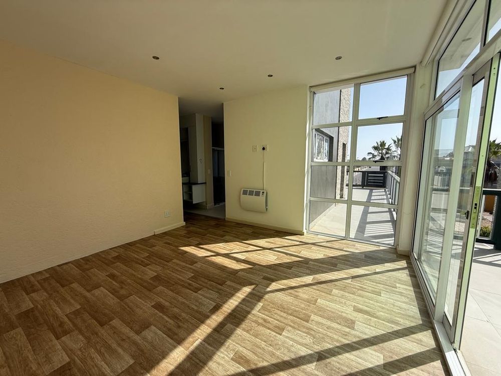 Main en-suite bedroom with a walk-in closet