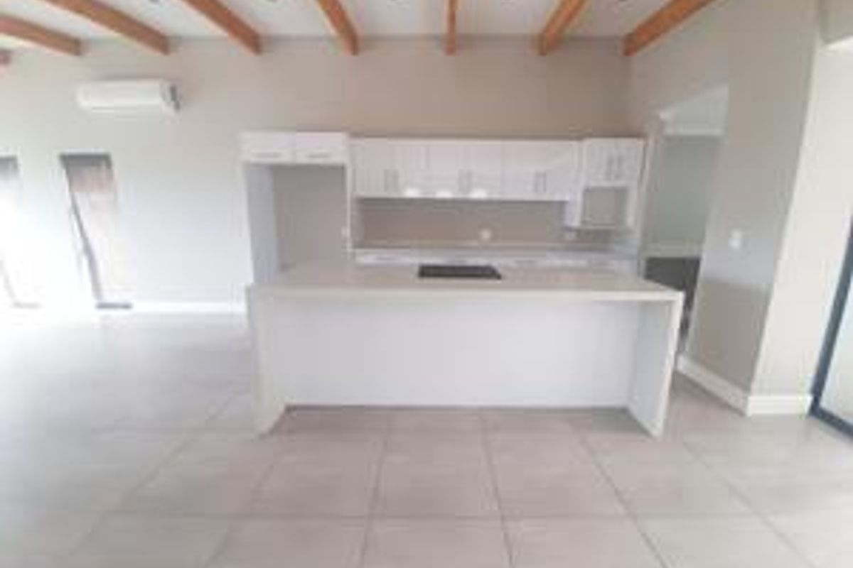 Beautiful Home For Rental in Palm Lakes Estate - Photo 3