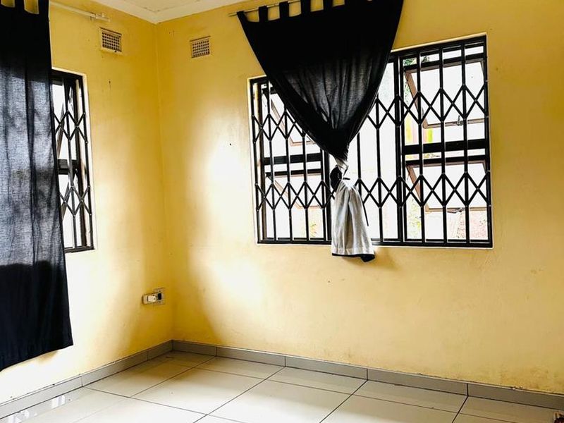 Spacious Ngwelezana Home: Five Bedrooms, Ready for Your Touch - Photo 8