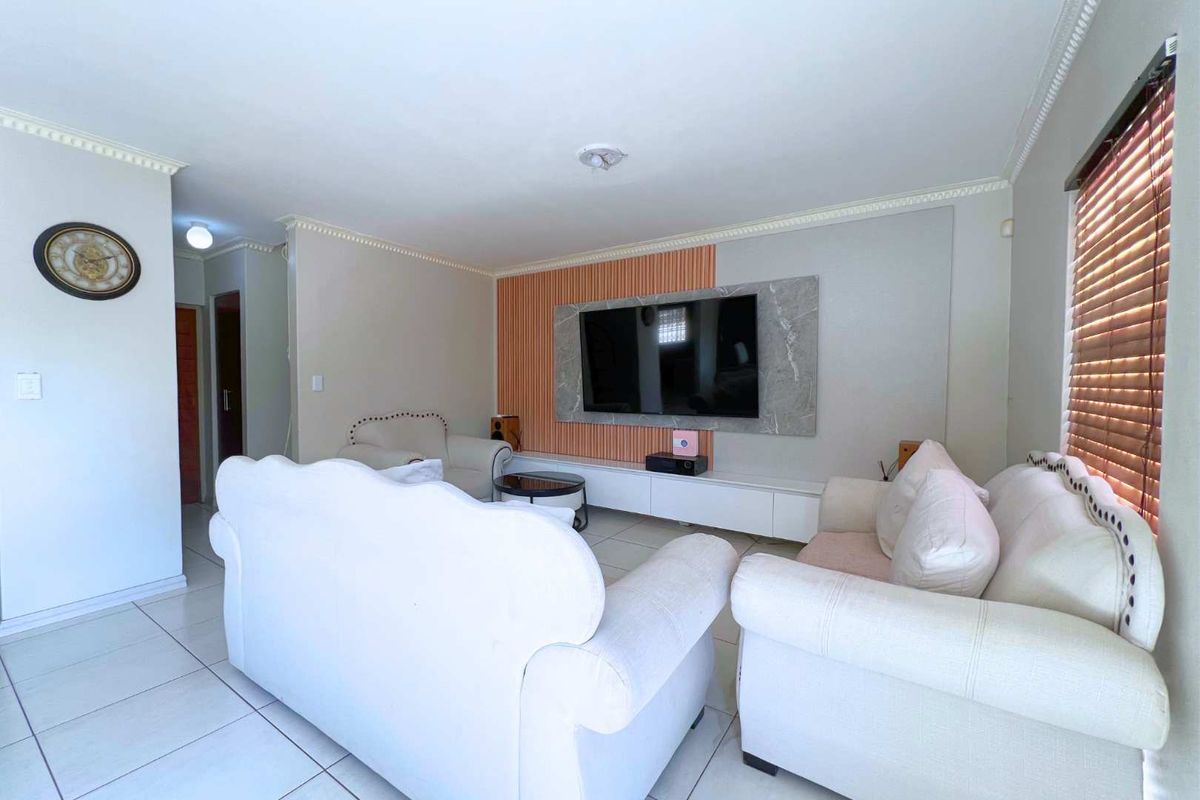 4 Bedroom Family home for Sale in Annlin - Photo 5