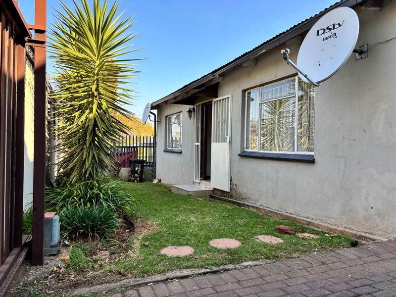 Spacious 3-Bedroom Home with a flatlet for investment - Photo 1