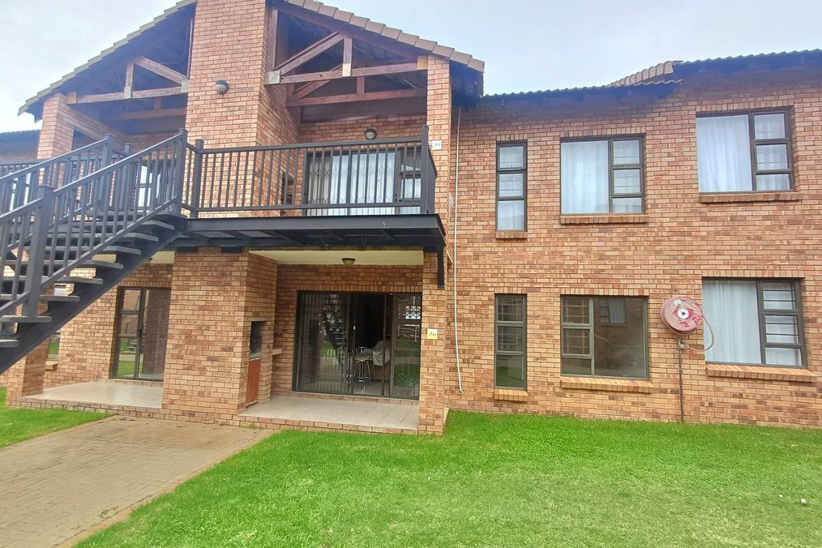 Modern ground floor apartment in a low maintenance complex - Photo 5