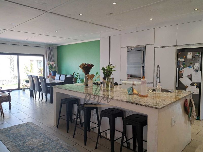 A remarkable Find!!!   Spacious 5 bedr family home with LOTS of garage space for sale in Meersig, Walvis Bay   selling for N$4.2 mil - Photo 7