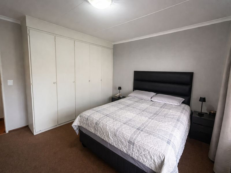 Front-Row Living Meets Private Luxury - Photo 7