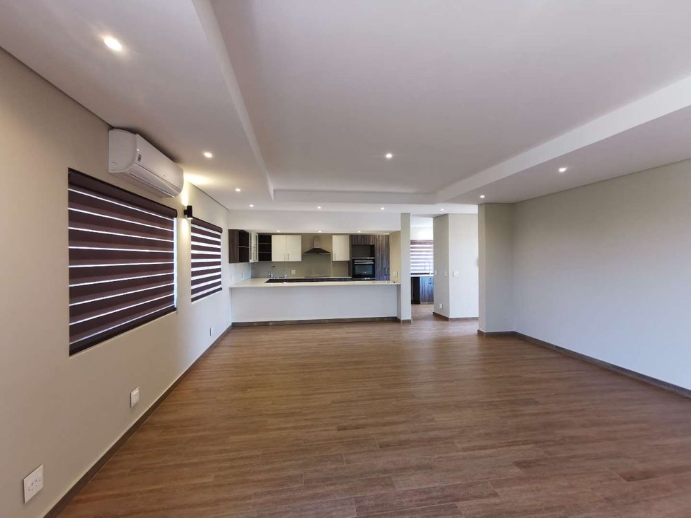 FLAT - OPEN-PLAN KITCHEN WITH LOUNGE 