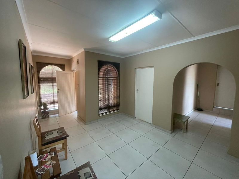 4 Bedroom Prime Investment Opportunity on Sneeuberg Street, Glenvista - Photo 5