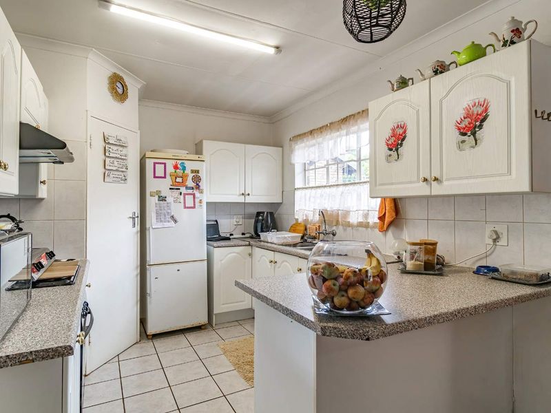 Spacious 2 Bedroom unit with beautiful garden in Doornpoort - Photo 2