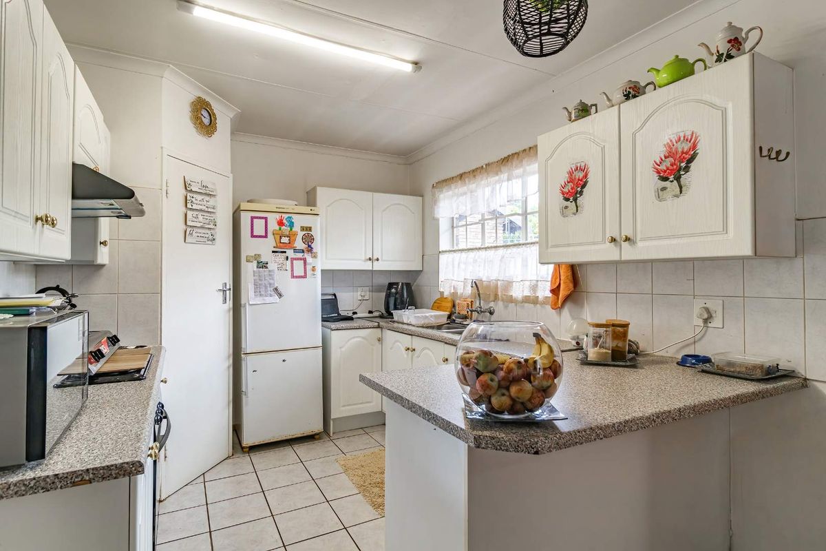 Spacious 2 Bedroom unit with beautiful garden in Doornpoort - Photo 2